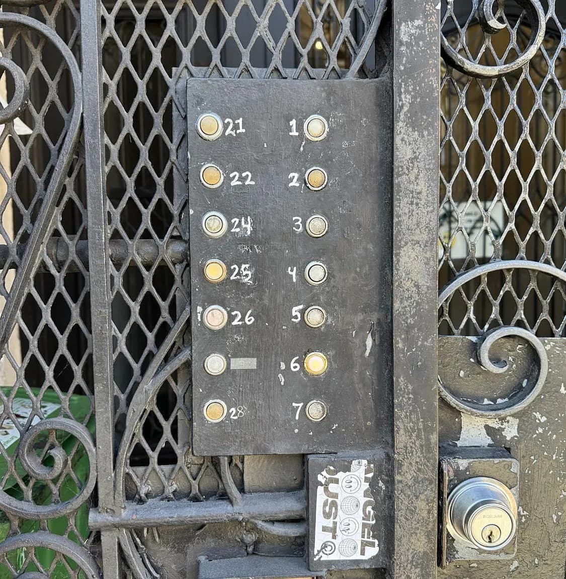 2360 Mission St - Photo 3