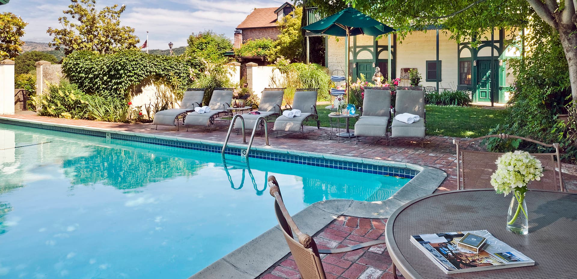 Maison Fleurie pool area