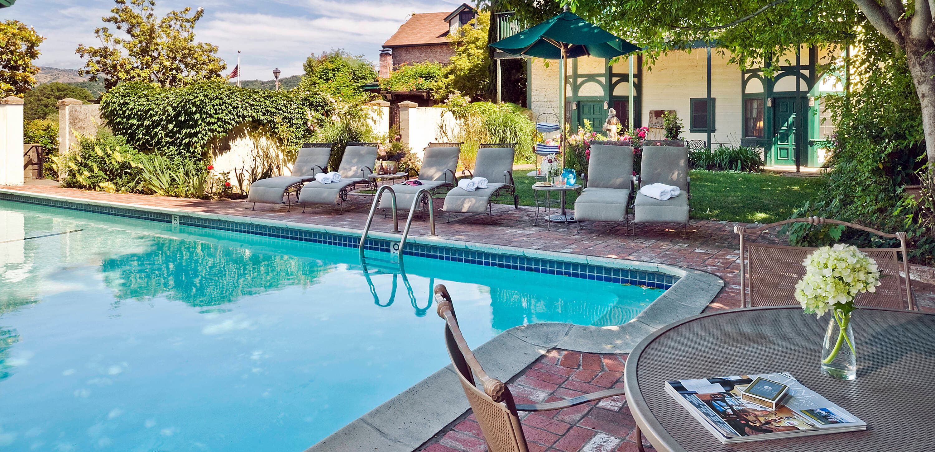 Maison Fleurie pool area