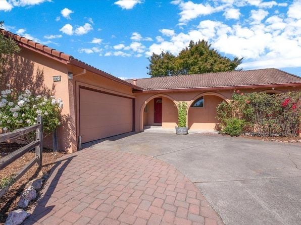 564 Edith Court - Photo 1