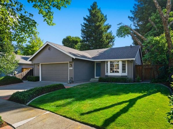 2424 Shoreline Drive - Photo 1