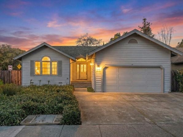 2004 Oak Circle - Photo 1