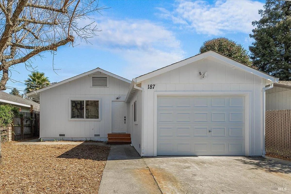 187 Pine Avenue - Photo 1