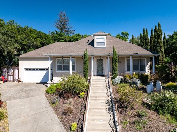 382 Lakeview Drive - Photo 1