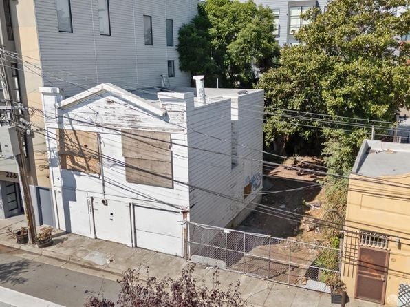 224 Clara St - Photo 1