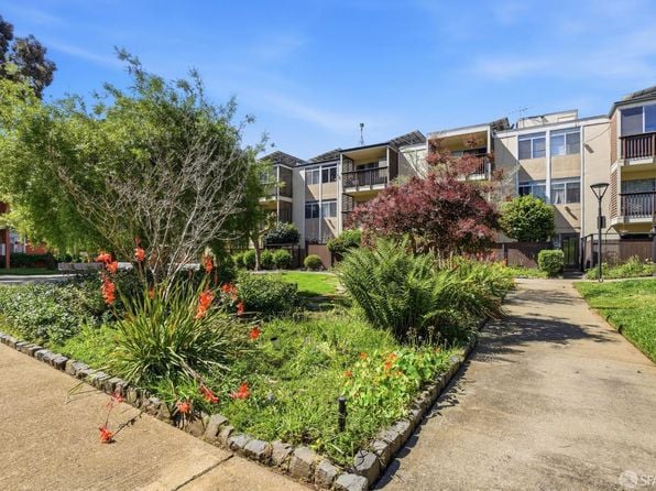 35 Lottie Bennett Ln APT 4 - Photo 1