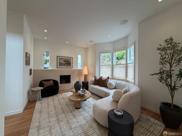 221 Danvers St - Photo 1