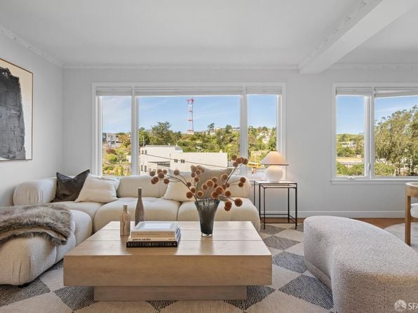 223 Evelyn Way - Photo 1