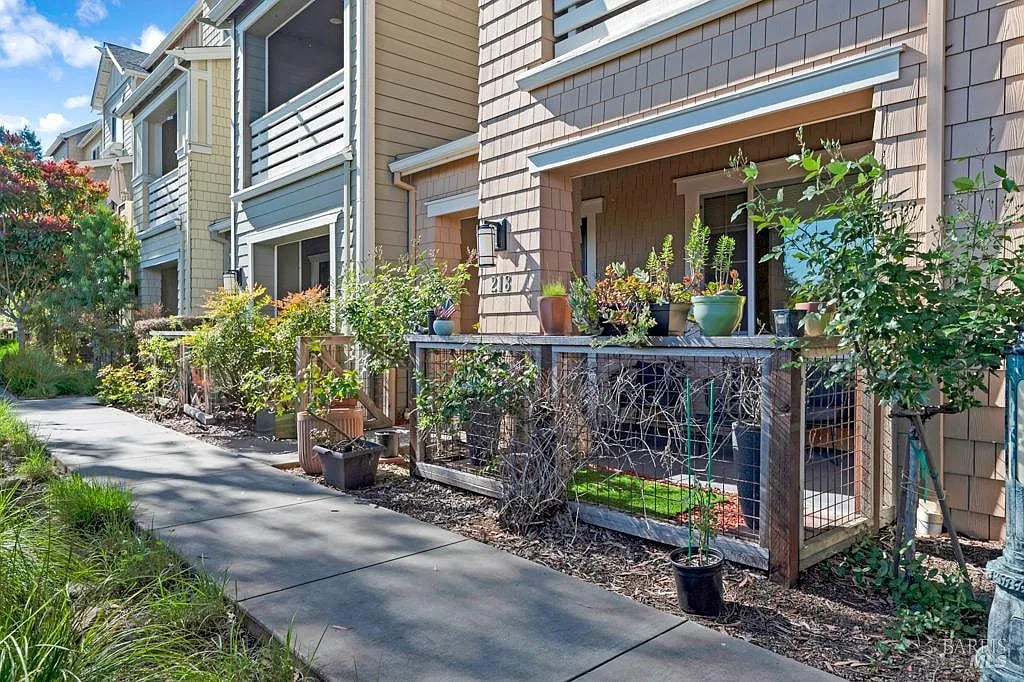 218 Johnson Street - Photo 1