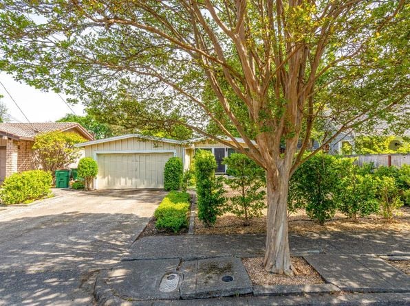 852 Austin Avenue - Photo 1