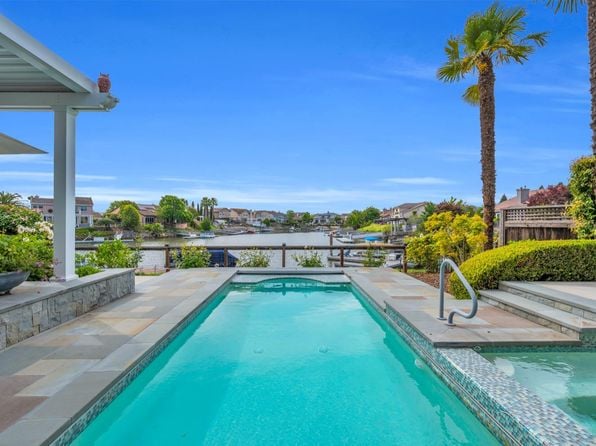 121 N Newport Drive - Photo 1