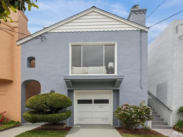 1670 Cayuga Ave - Photo 1