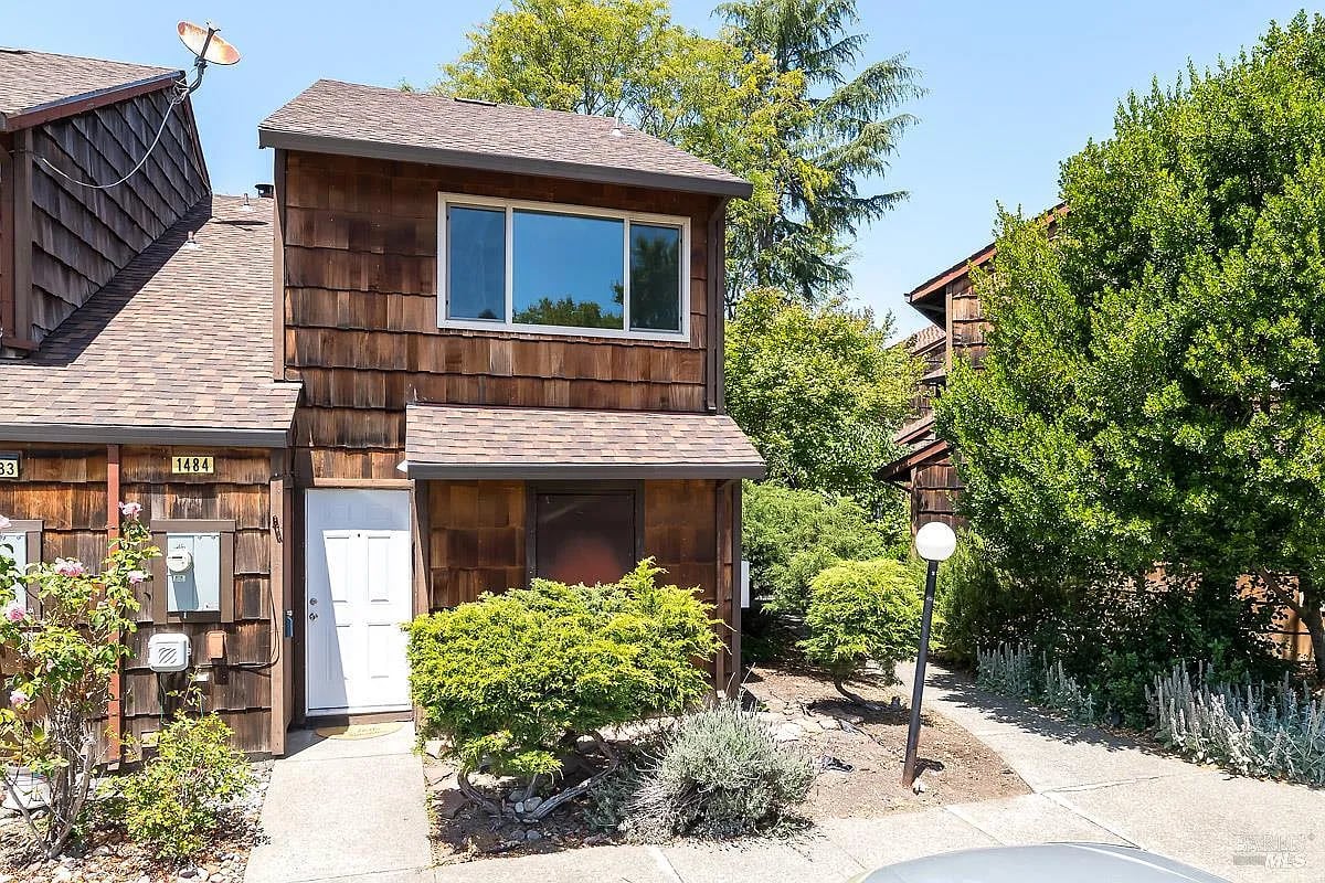 1484 Parkway Drive - Photo 1