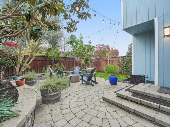 31 Regents Circle - Photo 1