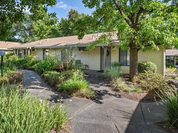 429 7th Street W - Photo 1