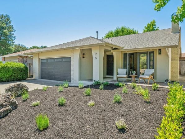 215 Hemlock Drive - Photo 1