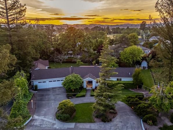 10 Oak Tree Drive - Photo 1