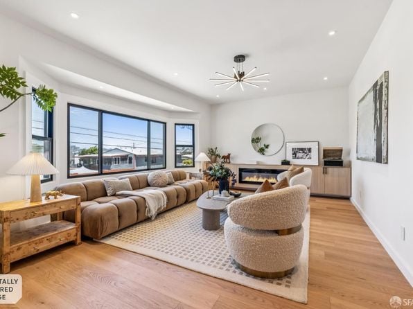 323 Chicago Way - Photo 1