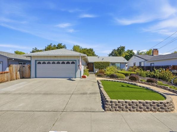 525 Albert Way - Photo 1