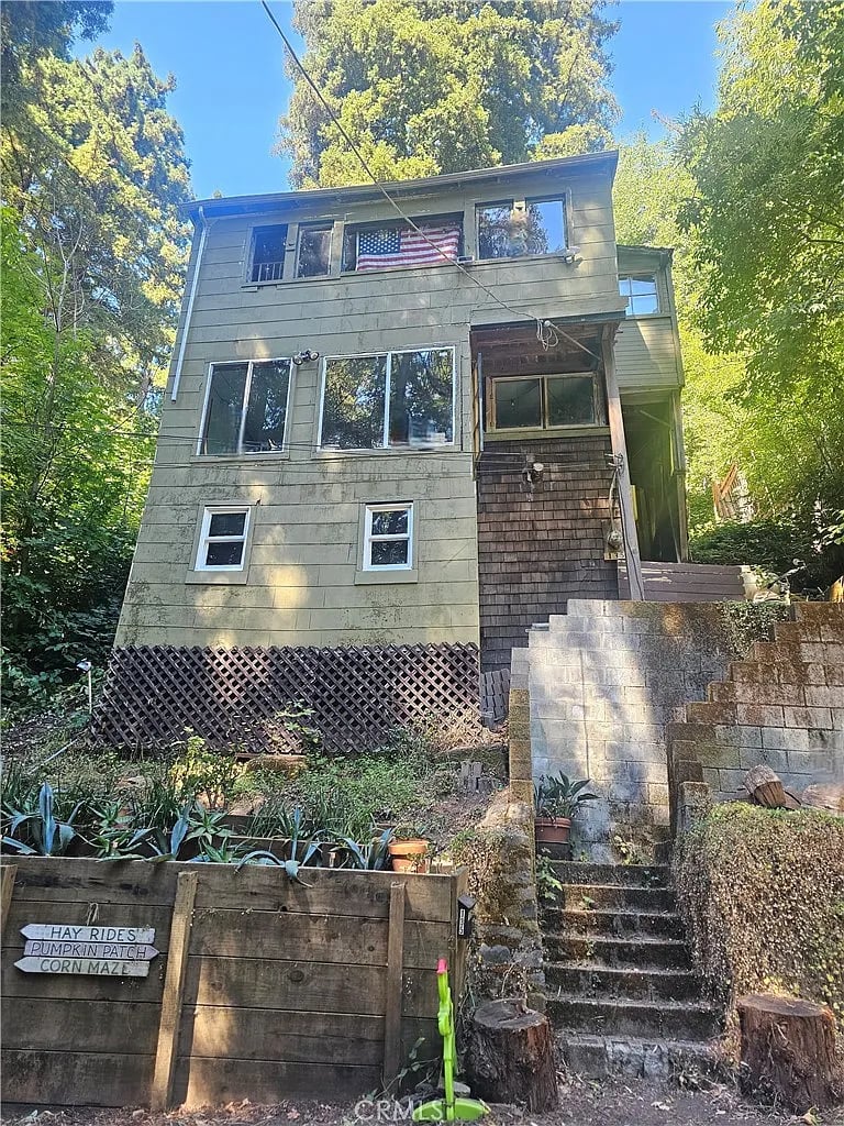 135 Redwood Ave - Photo 1